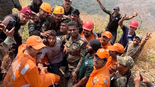 ২ দিন পর উদ্ধার হলেন পাহাড়ে আটক কেরালার সেই তরুণ