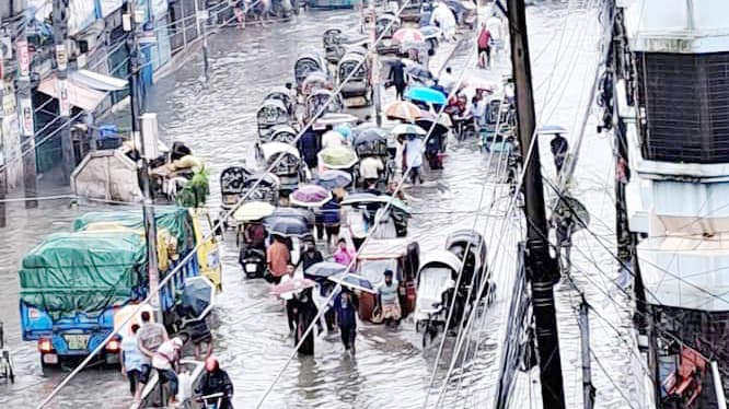 ভারী বৃষ্টিতে ডুবল চট্টগ্রাম নগরীর অধিকাংশ এলাকা