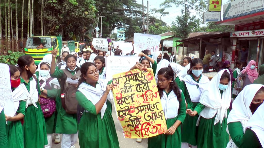 রাজপথে স্কুলশিক্ষার্থীরা হত্যার বিচার দাবি