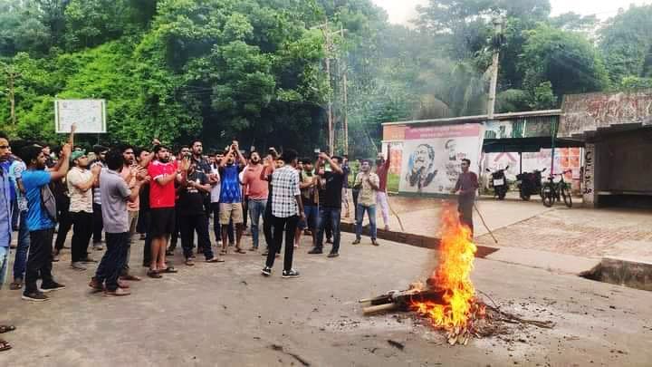 চবি ছাত্রলীগের দুই নেতাকে যুবলীগ নেতার মারধর, অবরোধে অচল ক্যাম্পাস