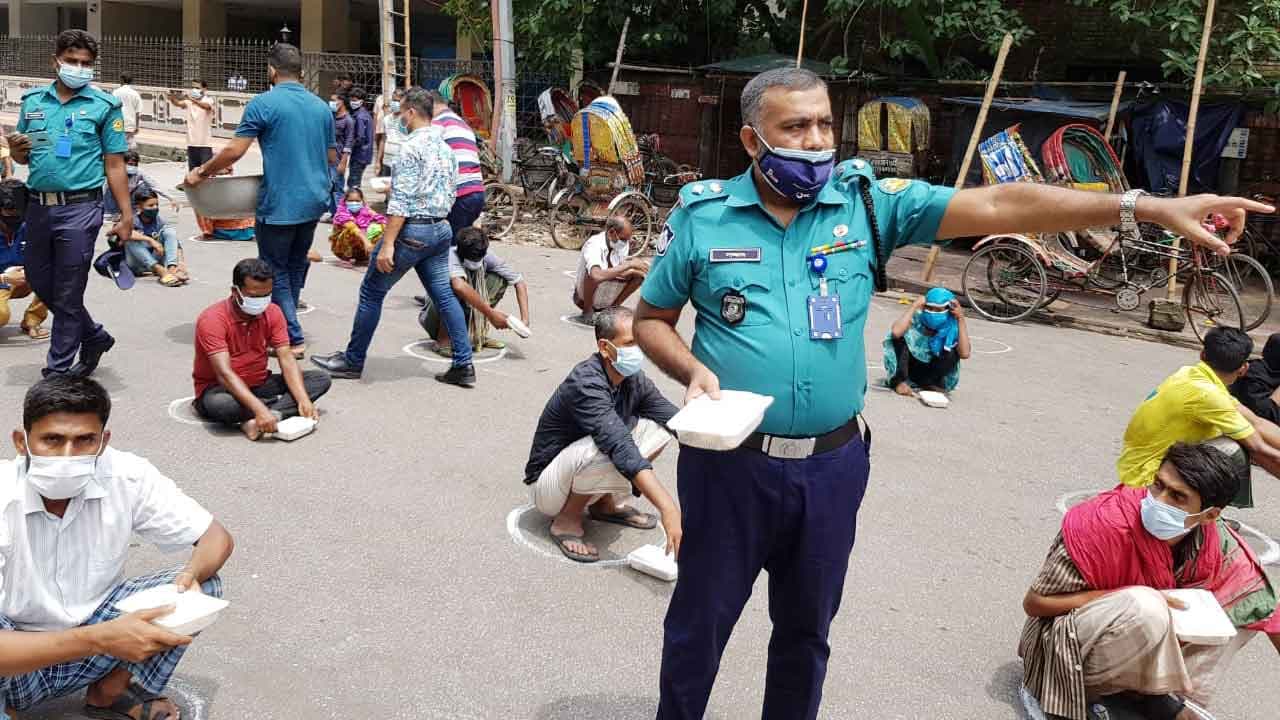 ক্ষুধার্তদের পাশে ডিএমপির রমনা বিভাগ