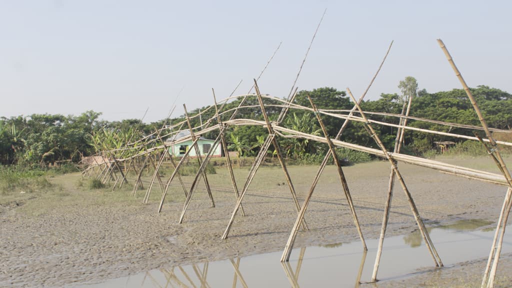 একটি বাঁশের সাঁকোই ভরসা