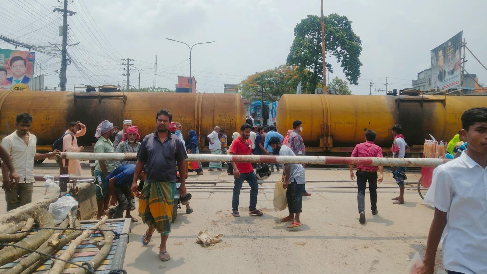 গাজীপুরে তেলবাহী ট্রেনের চারটি বগি লাইনচ্যুত, যান চলাচল বন্ধ