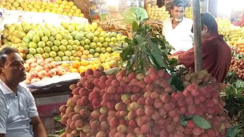 ফেনীতে মৌসুমি ফলের পসরা জমে উঠেছে বেচাকেনা