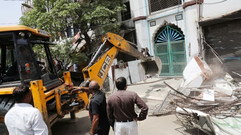 দিল্লির জাহাঙ্গীরপুরীর বস্তিতে ‘বুলডোজার’