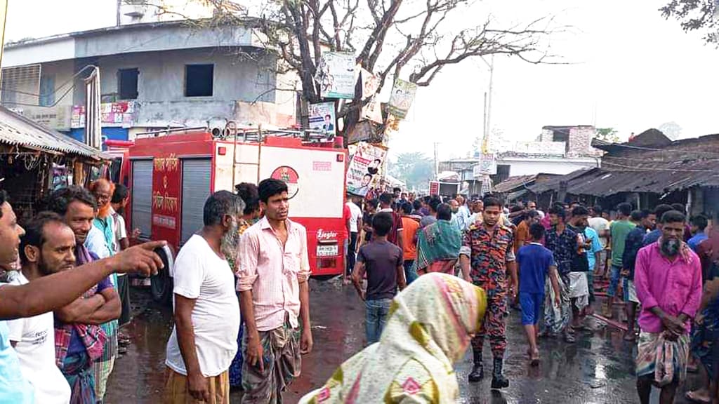 বাগমারায় আগুনে পুড়েছে ১৫ দোকান