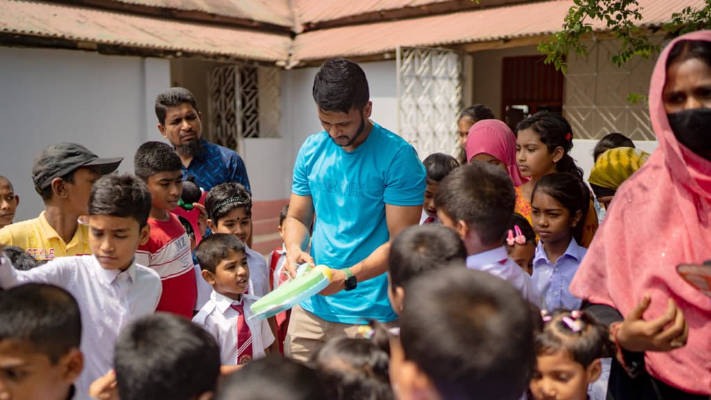 পড়াশোনা শেষে কানাডায় পুলিশে চাকরি করে সুনাম কুড়ালেন বাংলাদেশি 