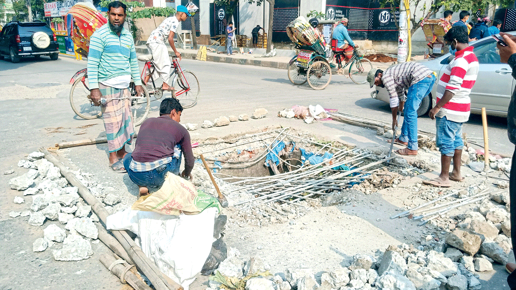 অবশেষে ম্যানহোল সংস্কার হচ্ছে