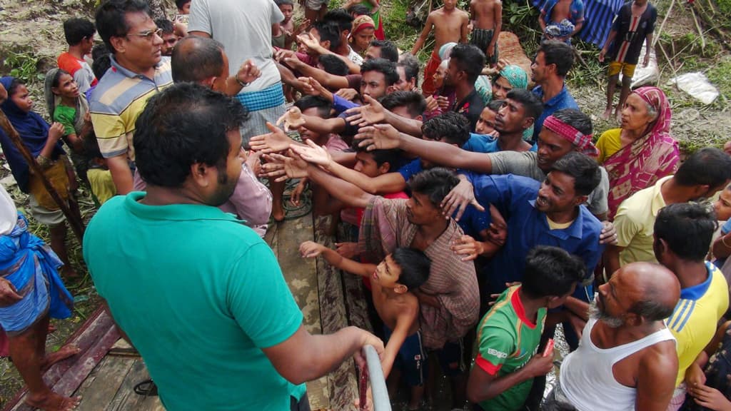 আশ্রয়ের খোঁজে ছুটছে মানুষ