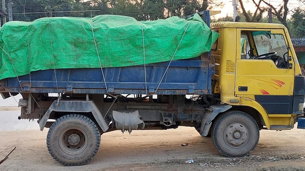 সিলেটে ১৪০ বস্তা ভারতীয় চিনিসহ আটক ৩