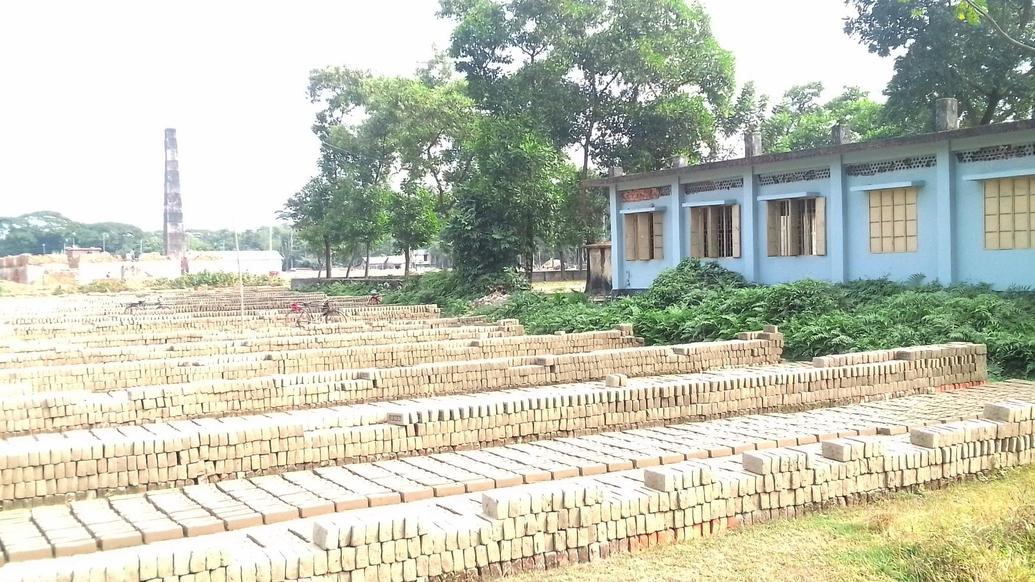 স্কুলের পাশে ইটভাটা, স্বাস্থ্যঝুঁকিতে শিক্ষার্থীরা