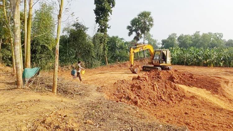 সরকারি জমিতে মাটি কাটায় খননযন্ত্র মালিককে লাখ টাকা জরিমানা