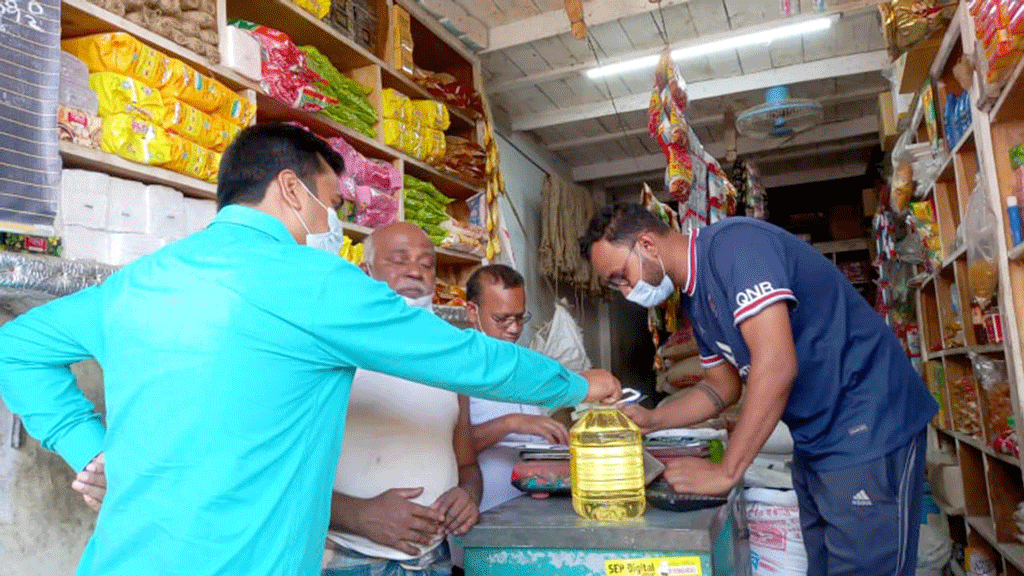 বেশি দামে তেল বিক্রি ব্যবসায়ীকে জরিমানা