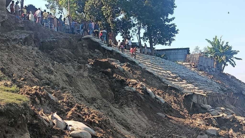 অসময়েও ভাঙছে মহানন্দা