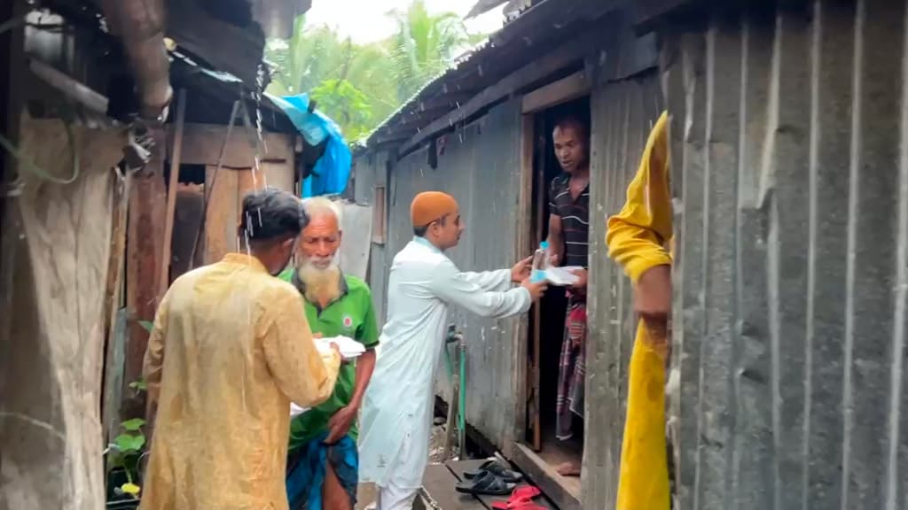 শেখ রাসেলের জন্মদিন উপলক্ষে খাবার বিতরণ করলেন ছাত্রলীগ নেতা 