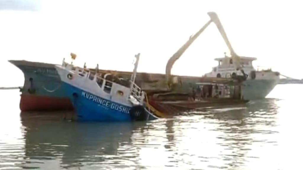 কয়লা উঠলেও ডুবে যাওয়া জাহাজ উদ্ধার হয়নি ২৪ দিনেও