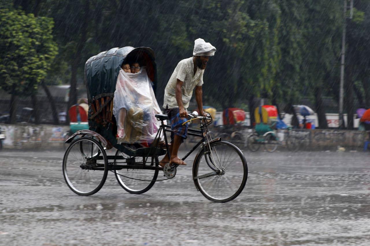 সারা দেশে বৃষ্টির আভাস, দুই জেলায় তাপপ্রবাহ অব্যাহত