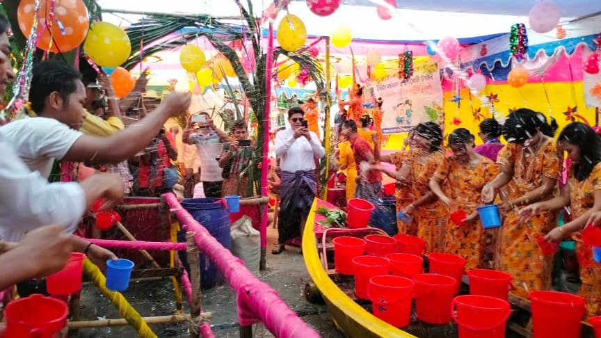 জলকেলি উৎসবে মেতেছেন তালতলীর রাখাইনেরা