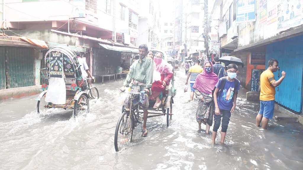 সামান্য বৃষ্টিতেই নগরে হাঁটুপানি, ভোগান্তি