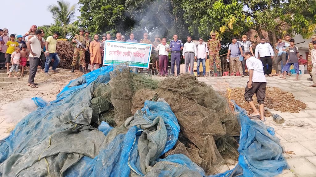 পদ্মার তীরে ১০০ চায়না দুয়ারি ও ১৭০০ মিটার কারেন্ট জাল ধ্বংস