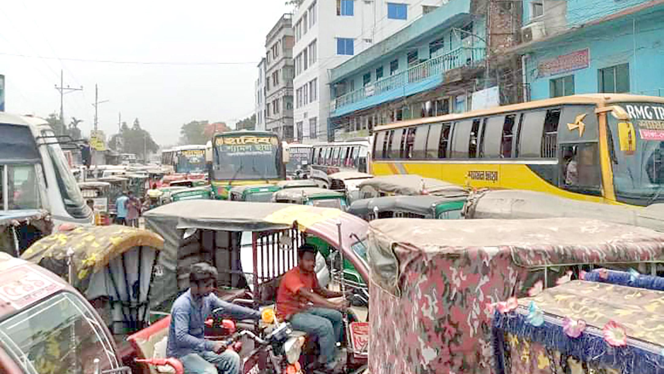 ঈদযাত্রায় পথে পথে ভোগান্তি