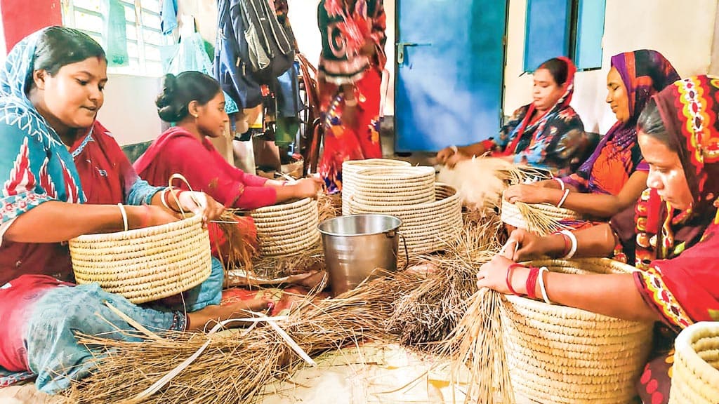 খেজুরপাতায় স্বপ্ন বোনেন রূপালীরা