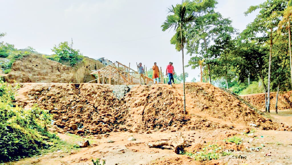 কক্সবাজারে পাহাড় কেটে প্লট-বাণিজ্য