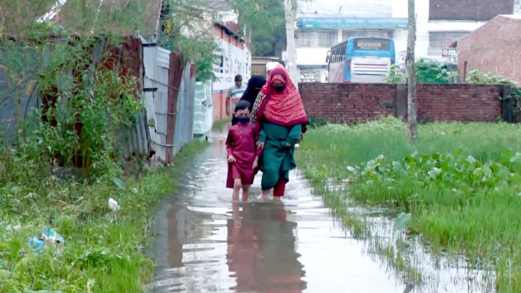 স্বল্প বৃষ্টিতেই বাড়িঘরে পানি, জামালপুর শহরের ৩০০ পরিবারের ভোগান্তি