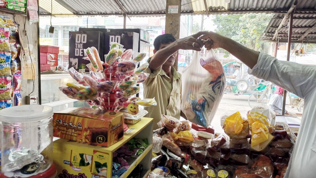 নিষিদ্ধ পলিথিনের ছড়াছড়ি