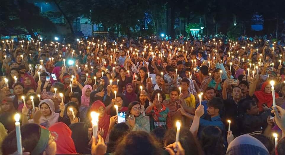 রংপুর শহীদ মিনারে মোমবাতি প্রজ্বলন, শিক্ষার্থীদের সঙ্গে সংস্কৃতিকর্মীদের সংহতি ঘোষণা