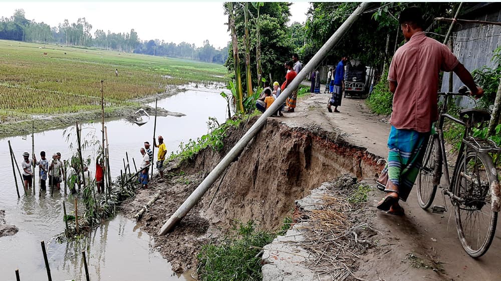 আর তিন ফুট ভাঙলেই বন্ধ হবে চলাচল