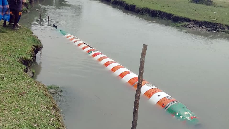 রাঙ্গাবালীর খালে ভেসে এল ২৫ ফুট ‘টর্পেডো’, বিস্ফোরণের আশঙ্কা