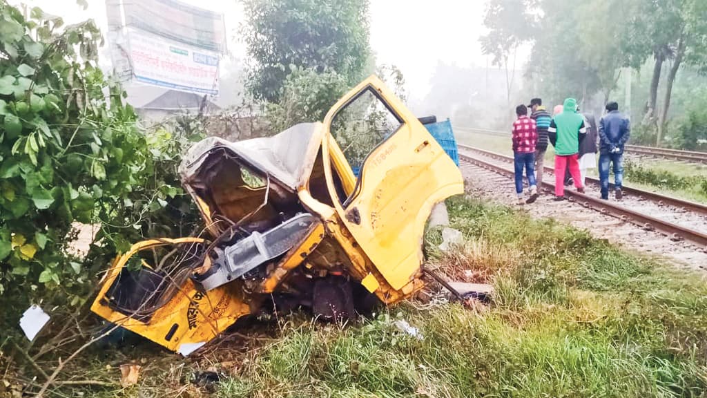 পিকআপে ট্রেনের ধাক্কা, চালক নিহত