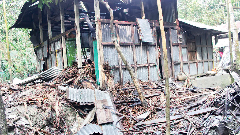 হিজলায় আগুনে পুড়ল ভিক্ষুকের বসতঘর