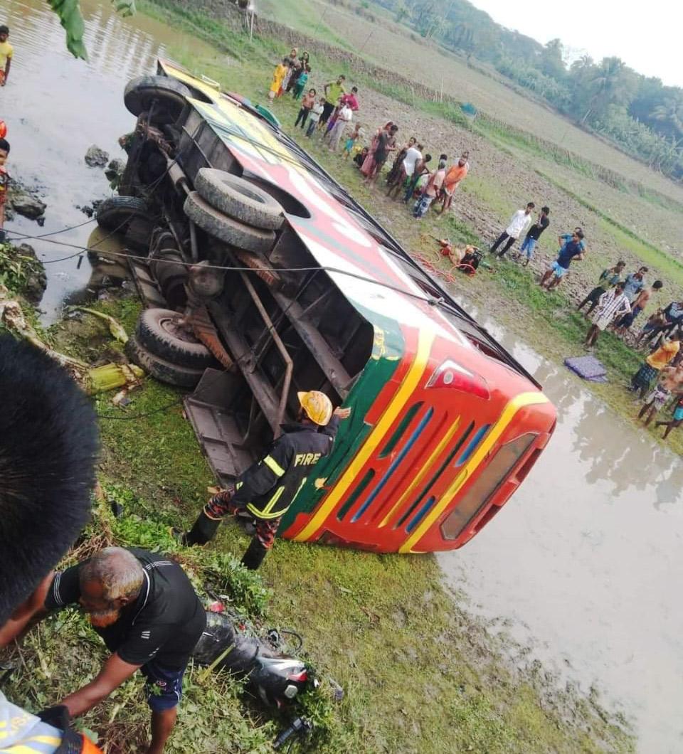 ডুমুরিয়ায় সড়ক দুর্ঘটনায় নিহত ২, আহত ২০ 