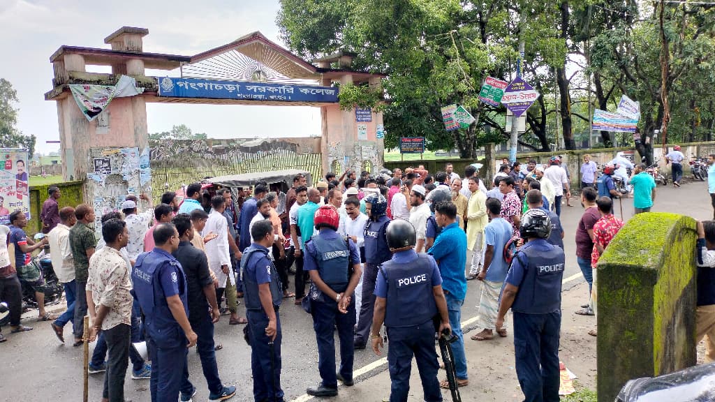 এরশাদের ভাতিজা আসিফকে এলাকায় ঢুকতে রাঙ্গা সমর্থকদের বাধা, গাড়ি ভাঙচুর