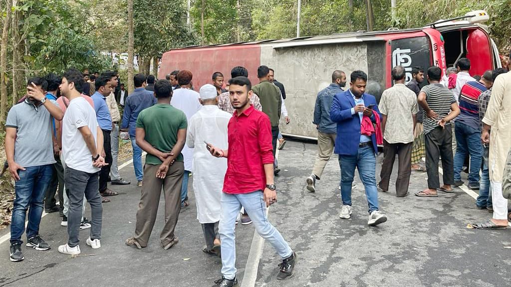 কাপ্তাইয়ে পিকনিকের বাস উল্টে আহত ১৩ 