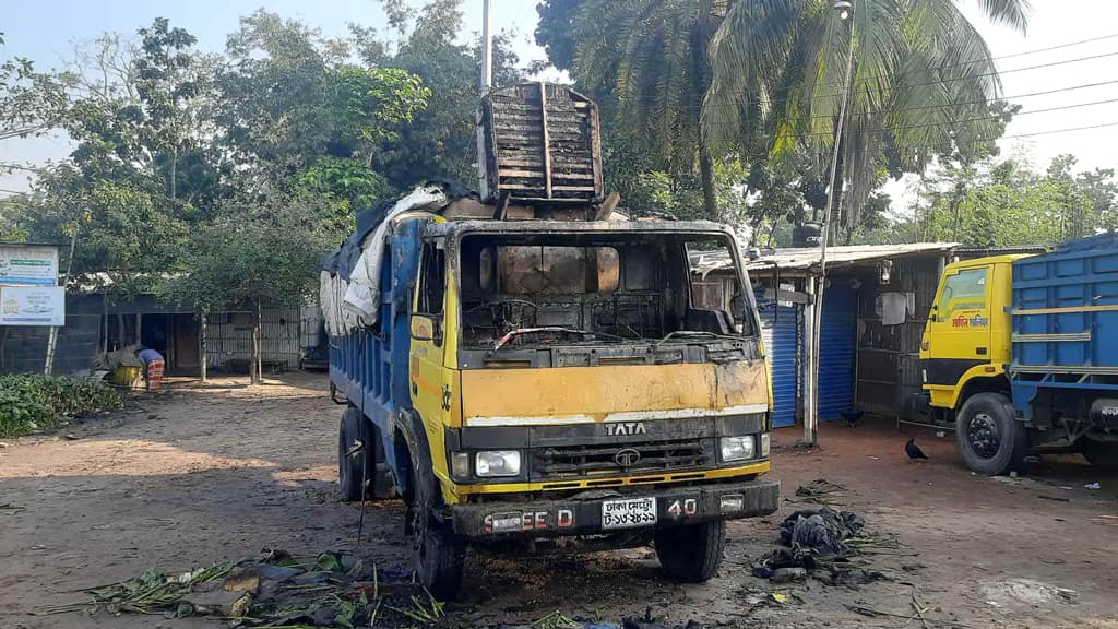 গ্যারেজে থাকা ভুট্টাবোঝাই ট্রাকে আগুন