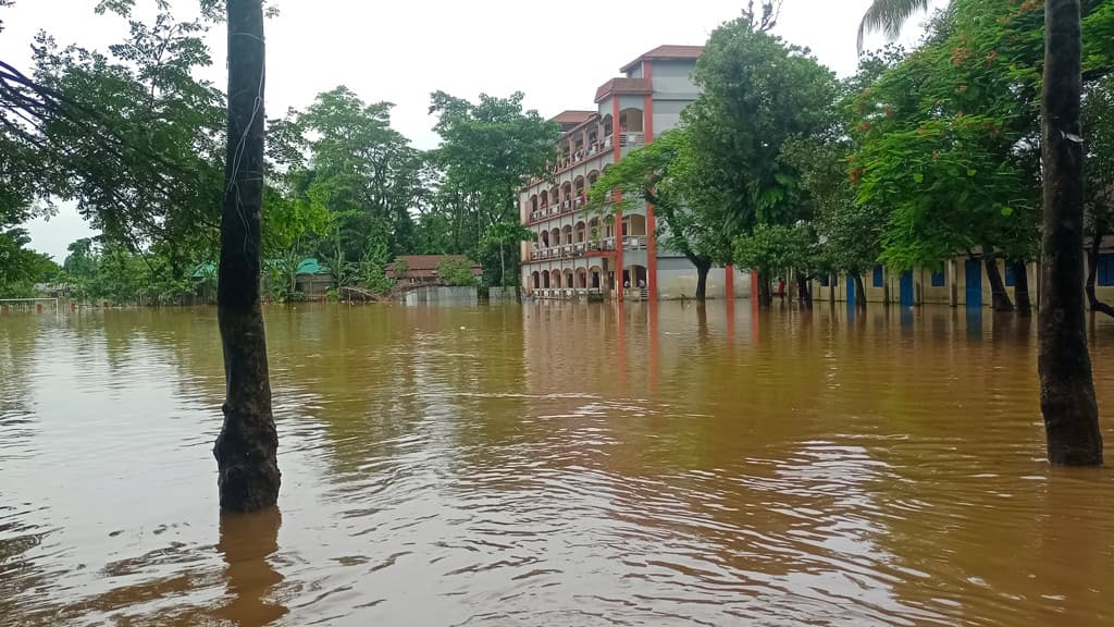 পাহাড়ি ঢল ও ভারী বৃষ্টিতে বিপর্যস্ত গোয়াইনঘাট, প্লাবিত ৭০ শতাংশ এলাকা