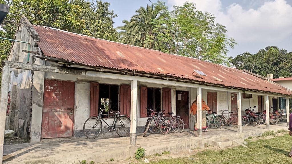 শ্রেণিকক্ষের সংকটের কারণে পরিত্যক্ত ভবনে চলছে প্রাথমিকের ক্লাস