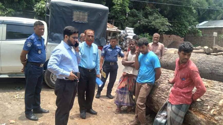 অবৈধভাবে করাতকল পরিচালনা, ব্যবস্থাপককে দুই বছরের কারাদণ্ড