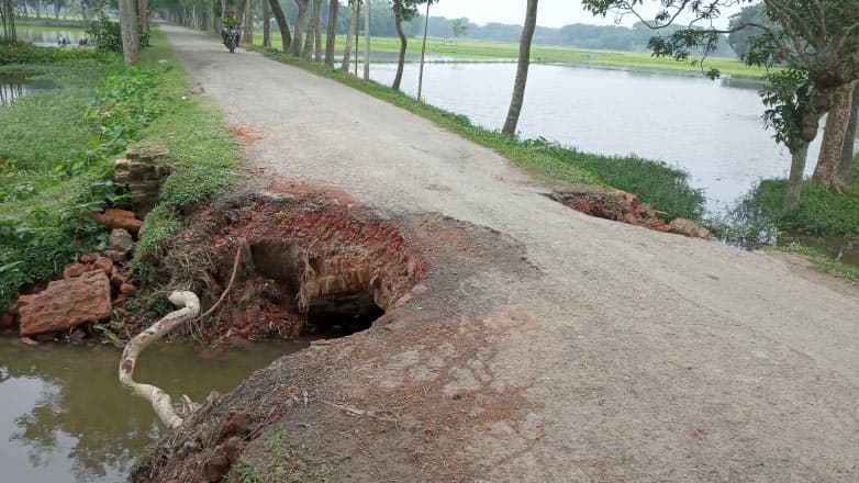 নান্দাইল ব্রিজের কালভার্ট এখন মরণফাঁদ 