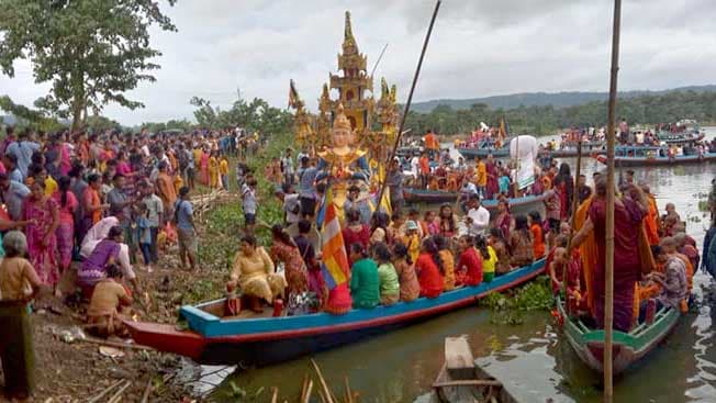 মহালছড়িতে কল্পজাহাজ ভাসিয়ে প্রবারণা পূর্ণিমা পালিত 