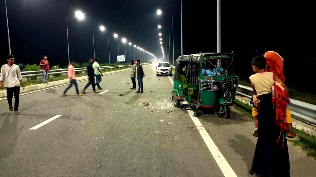 বঙ্গবন্ধু টানেল সড়কে সেলফি তোলার সময় অটোরিকশার ধাক্কায় আহত ৬ 