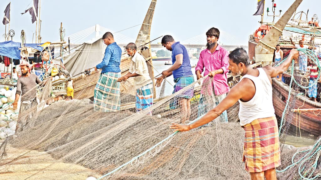 নিষেধাজ্ঞা শেষ ইলিশ শিকারে নেমেছেন জেলেরা