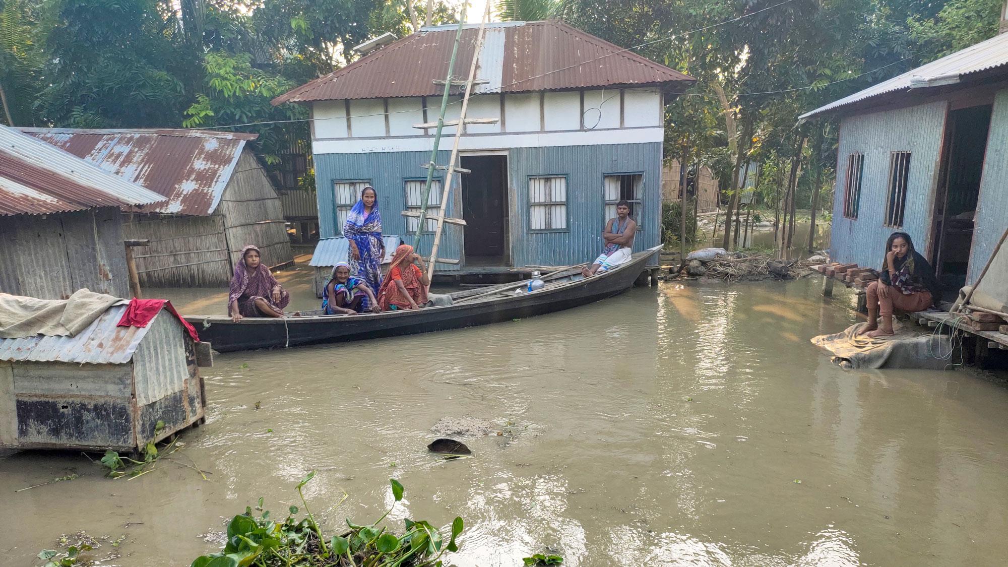 শরীয়তপুরে বন্যা পরিস্থিতির অবনতি, পানিবন্দী ১০ হাজার মানুষ