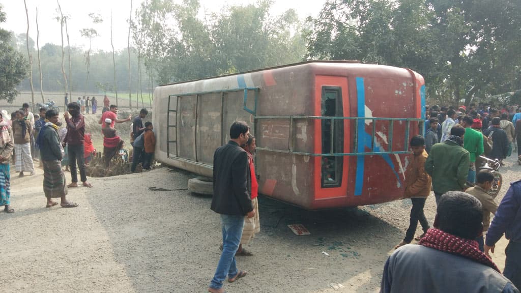 সুন্দরগঞ্জে যাত্রীবাহী বাস উল্টে নিহত ১, আহত ১২ 