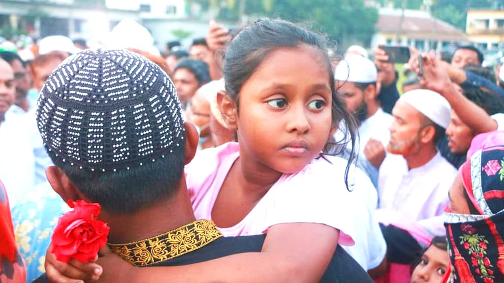 কফিনে গোলাপ দিয়ে বাবাকে শেষ বিদায় জানাল ছোট্ট তানহা