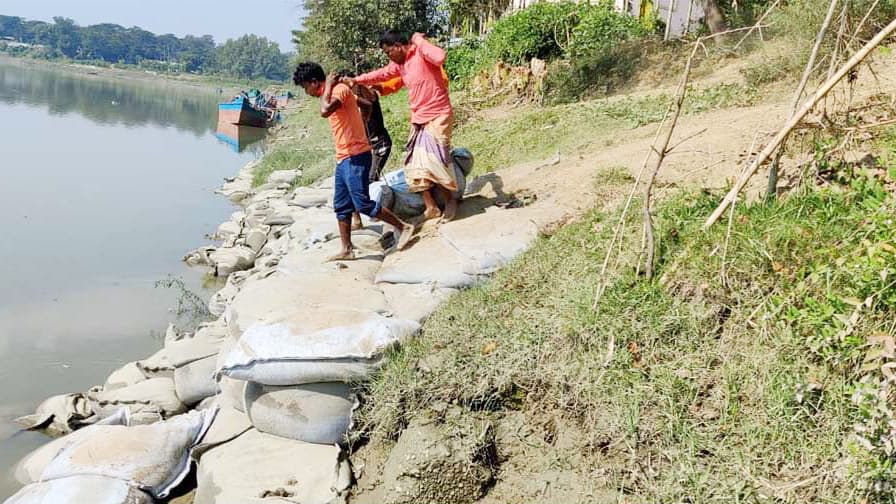 শত বছরের মসজিদ ঝুঁকিতে