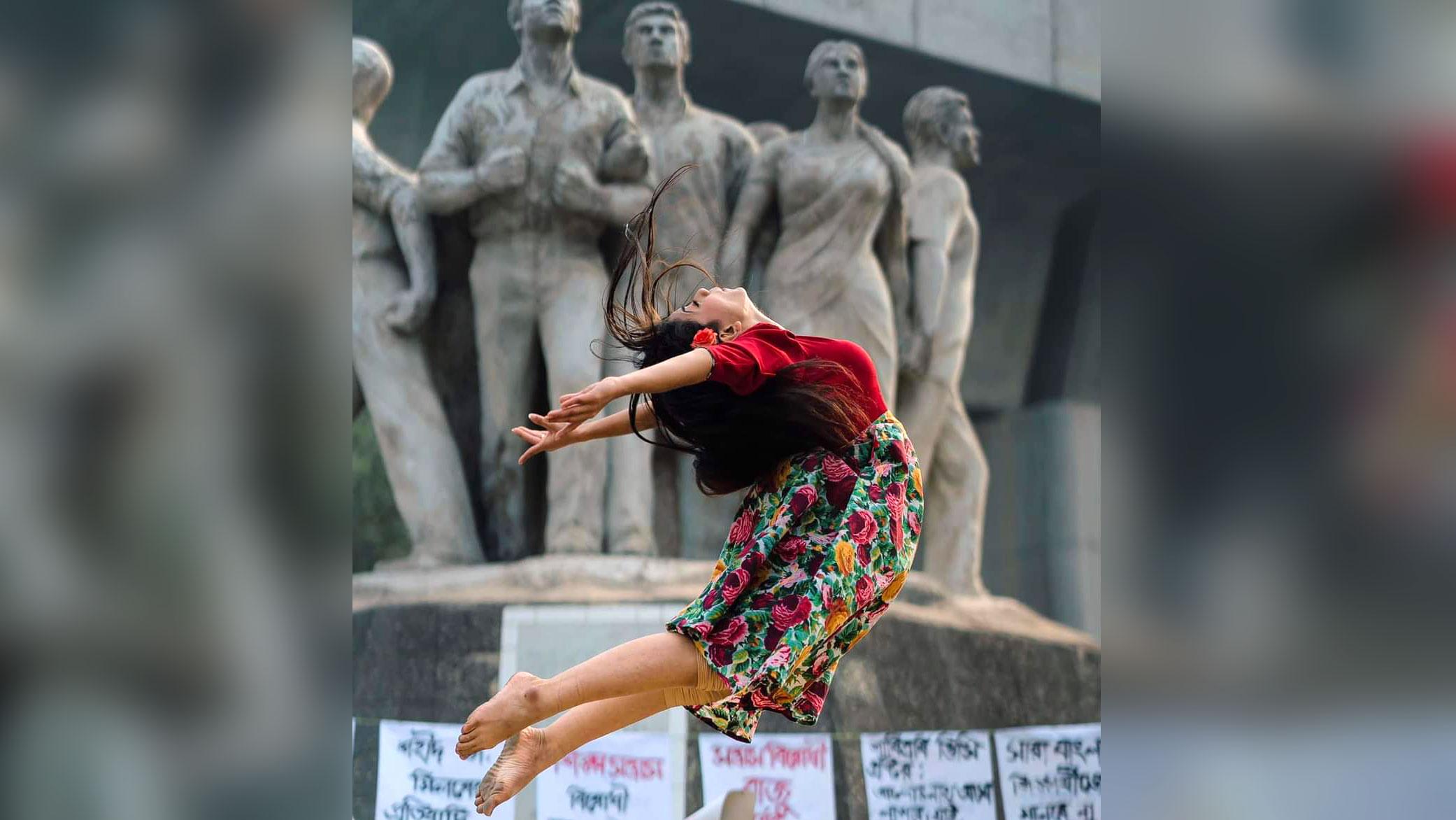 রাজু ভাস্কর্যের সামনে উড়ছেন ইরা